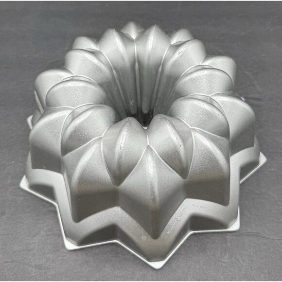 Nordic Ware USA Cast Aluminum Non-Stick Silver Black 10 Cup Star Bundt Cake Pan - Picture 1 of 5